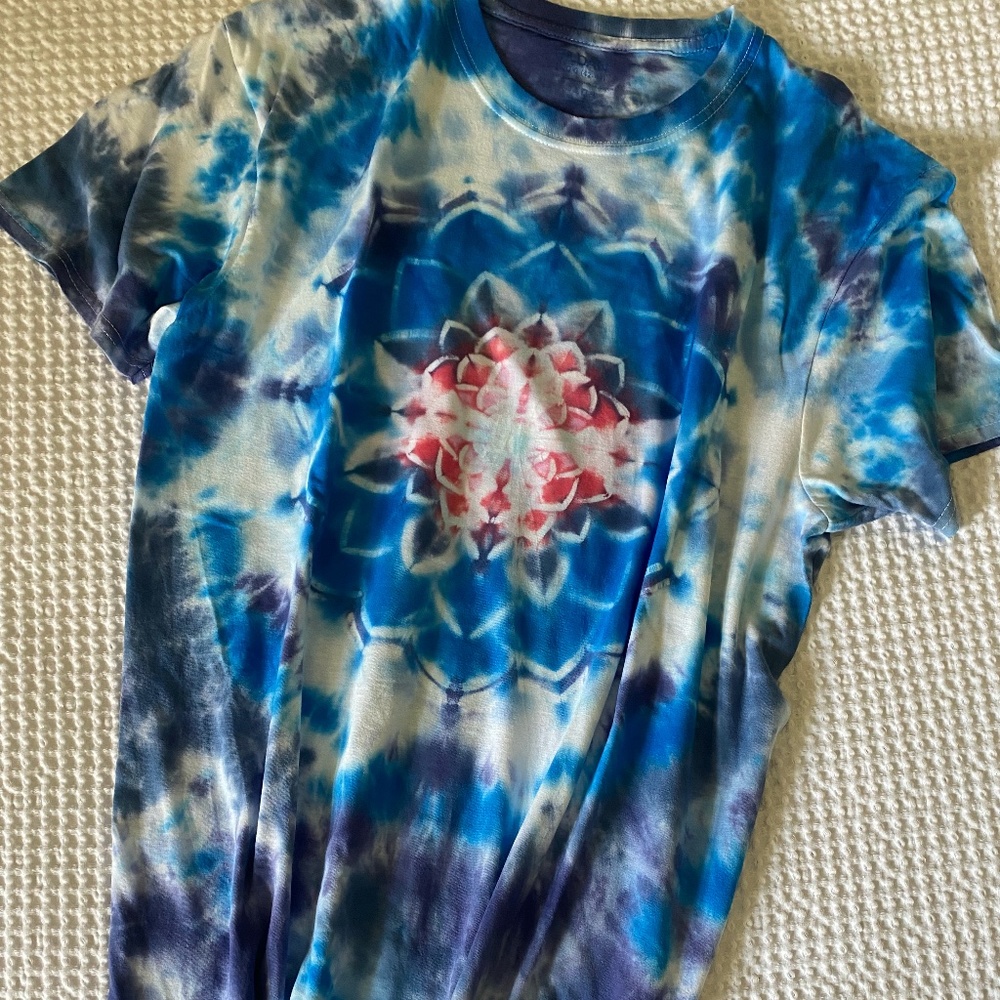 Tie-Dye T-shirt Mandala Design Blue with Red Unisex Large